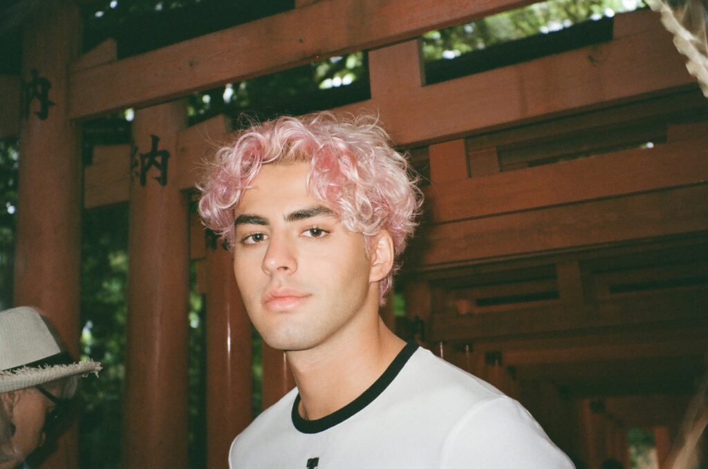 Gravado no Japão, Lucas Pretti divulga clipe do single “Mais Um Drama”