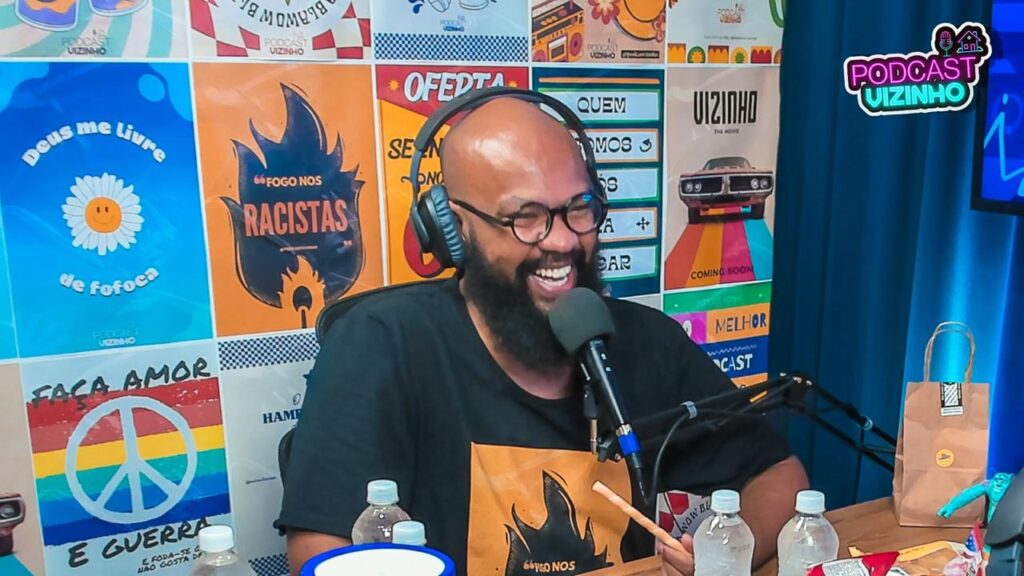 Podcast Vizinho vence o Prêmio Jovem Brasileiro 2024 na categoria de “Melhor Podcast” e surpreende o cenário nacional