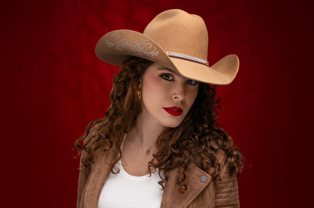 Carla Melo dá início ao novo álbum com versão country de “Beco Sem Saída”