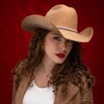 Carla Melo dá início ao novo álbum com versão country de “Beco Sem Saída”