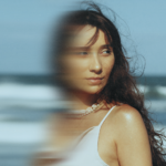 Laura Rogalli fala sobre a plenitude do amor em seu novo single “Quase Um Mistério”