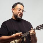 Pezinho lança projeto autoral e celebra legado como um dos maiores nomes do samba e pagode
