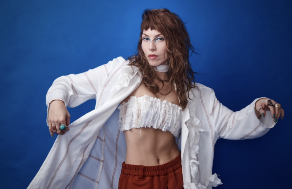 Luah Fioli apresenta o show “Entre Luas” no Sesc Pinheiros, dia 13 de agosto