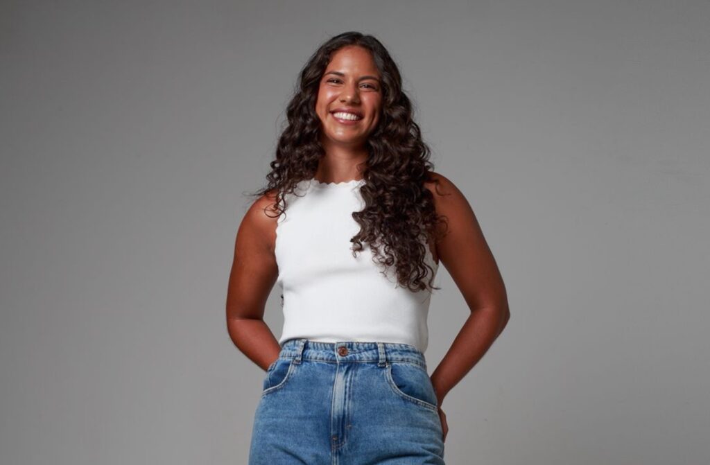 Entre atuação e autoprodução: conheça a trajetória da multiartista Tainá Senna no cenário artístico