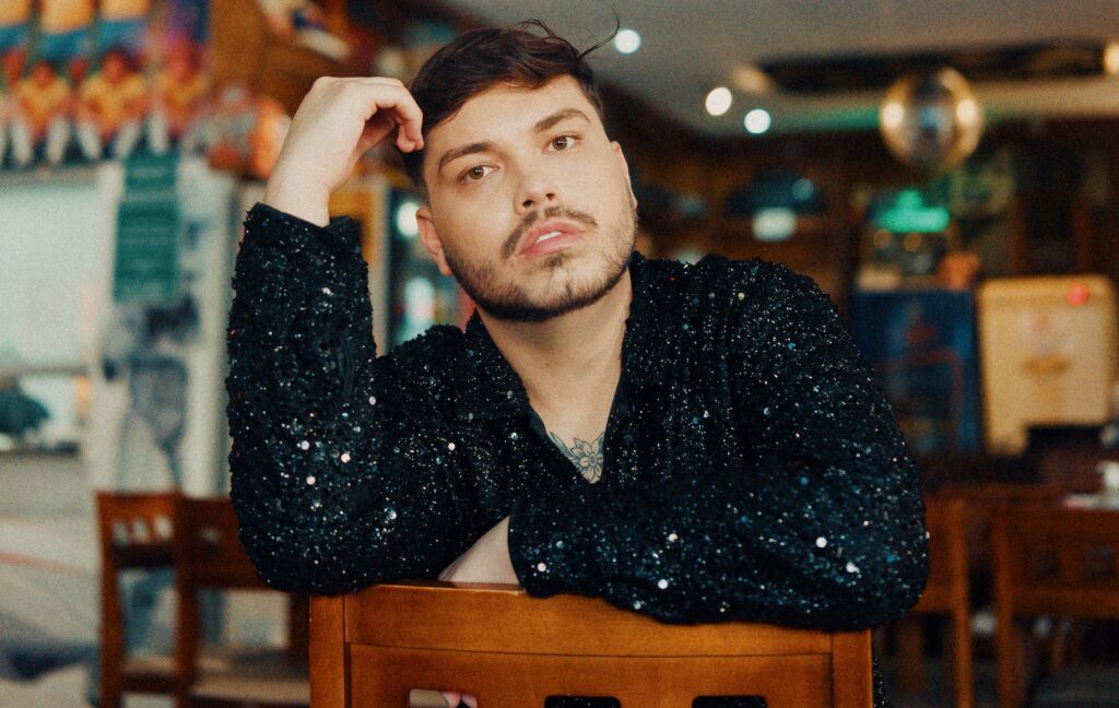 Antes do álbum, Vini se entrega ao ritmo em “Pista de Dança”