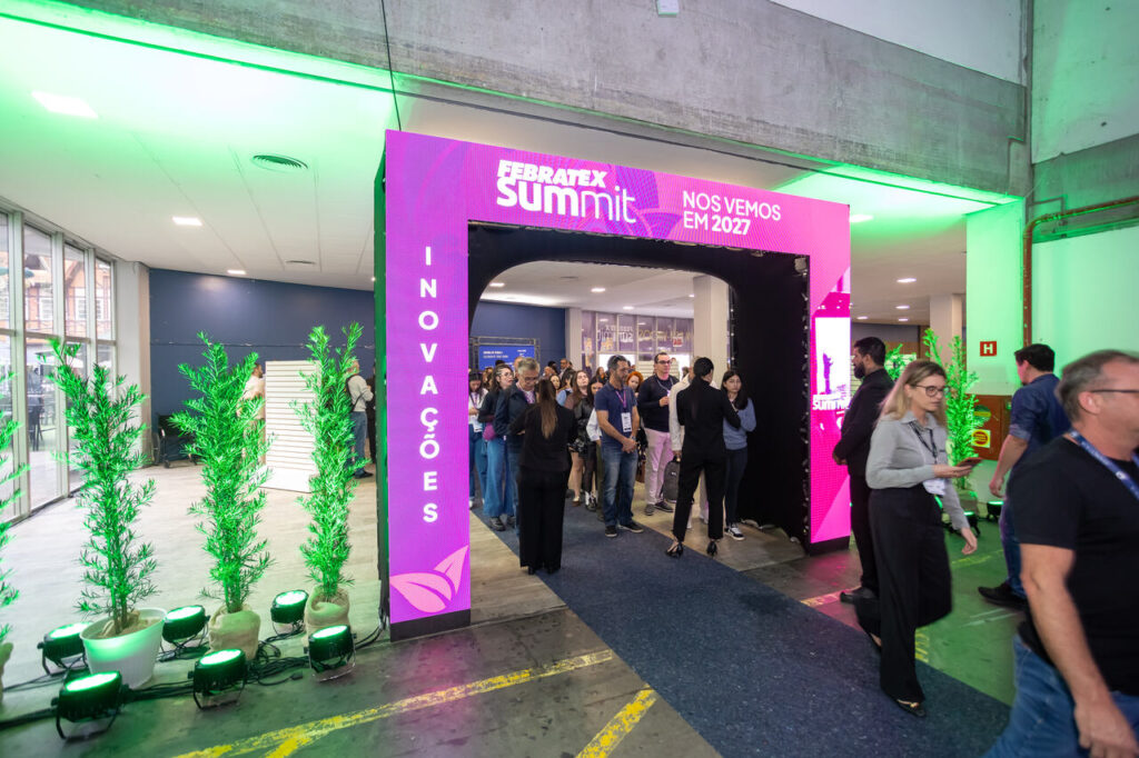 Indústria têxtil se reinventa: Febratex Summit destaca IA, criatividade e soluções sustentáveis