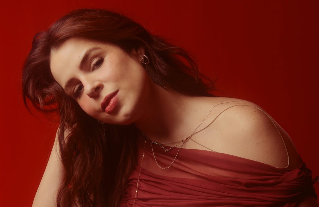 Mariana Volker inaugura nova fase com o single “É Segredo”