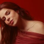 Mariana Volker inaugura nova fase com o single “É Segredo”