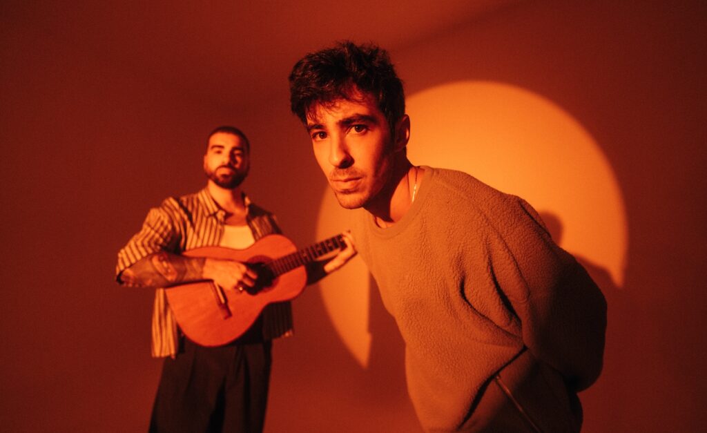 <strong>Entre violões e memórias, OUTROEU apresenta o álbum “QUARTO”</strong>