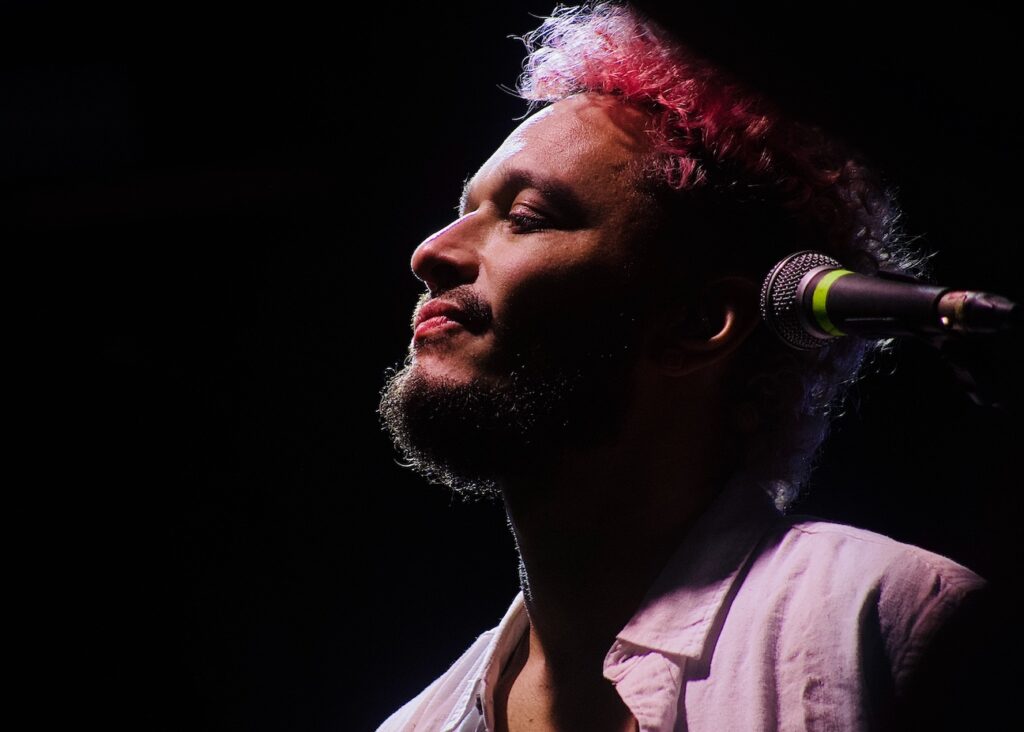 <strong>Felipe Roseno lança “Leve o Som”, faixa autoral gravada na Casa de Cultura Os Capoeira</strong>