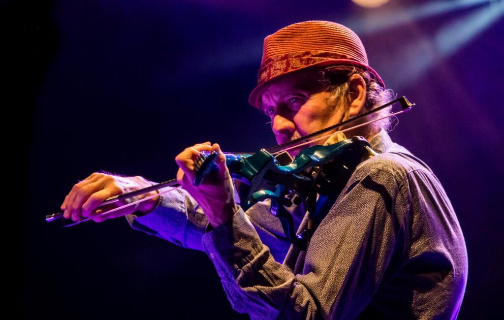 Violinista britânico David Cross, do King Crimson, se apresenta no Teatro Sabesp Frei Caneca