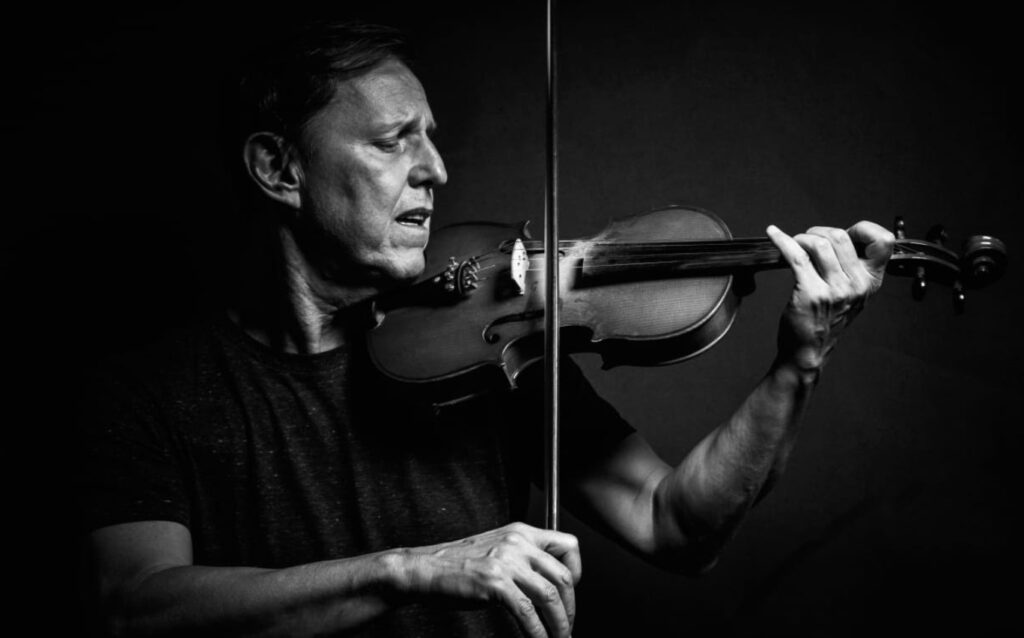 Azuis: Em tempos de fórmulas fáceis,  Kha Machado aposta na emoção verdadeira com disco que respira urgência, sensibilidade e beleza.