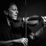 Azuis: Em tempos de fórmulas fáceis,  Kha Machado aposta na emoção verdadeira com disco que respira urgência, sensibilidade e beleza.