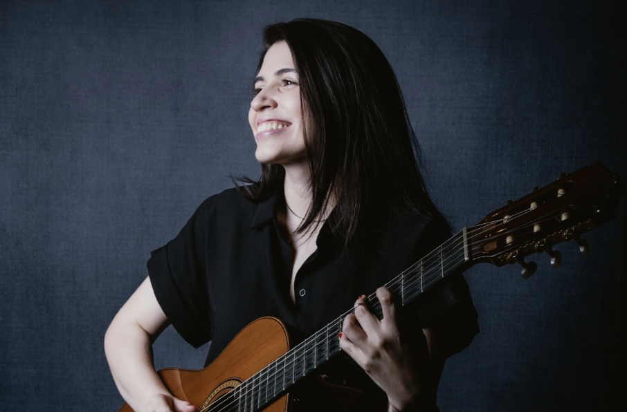 Marina Aquino lança releitura intimista de “Por Que Não Eu?”, com produção de Guga Lamar  