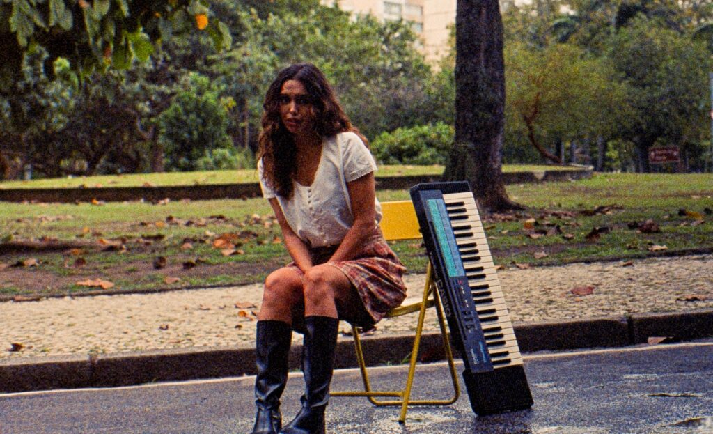 Dora Sanches lança “Ter Filhos Fortes”, single que transforma fim de ciclo em força emocional