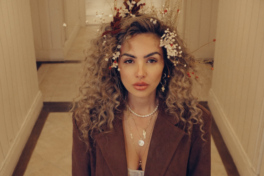 <strong>Kia Sajo lança “Cores Quentes”, faixa que transforma a fuga em reencontro</strong>