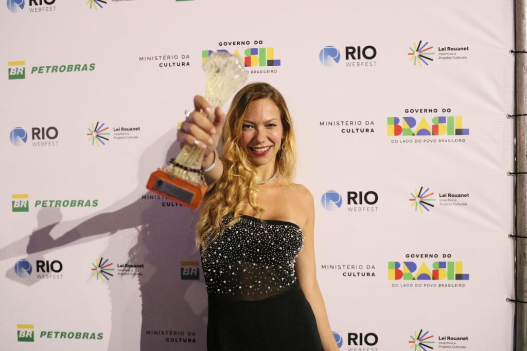 <strong>Thai Aguiar vence como Melhor Apresentadora de Podcast no Rio Webfest com “<em>The Artist no Ar”</em></strong>