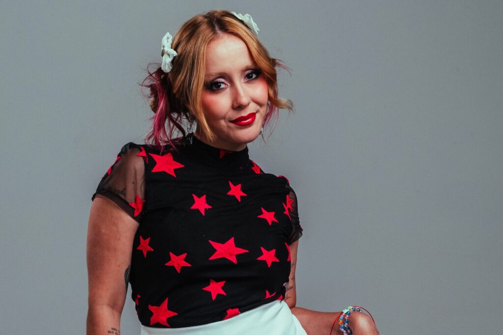 Novo single de Duda Ruas “Eu Tô Cansada” mergulha no caos emocional com humor e autenticidade