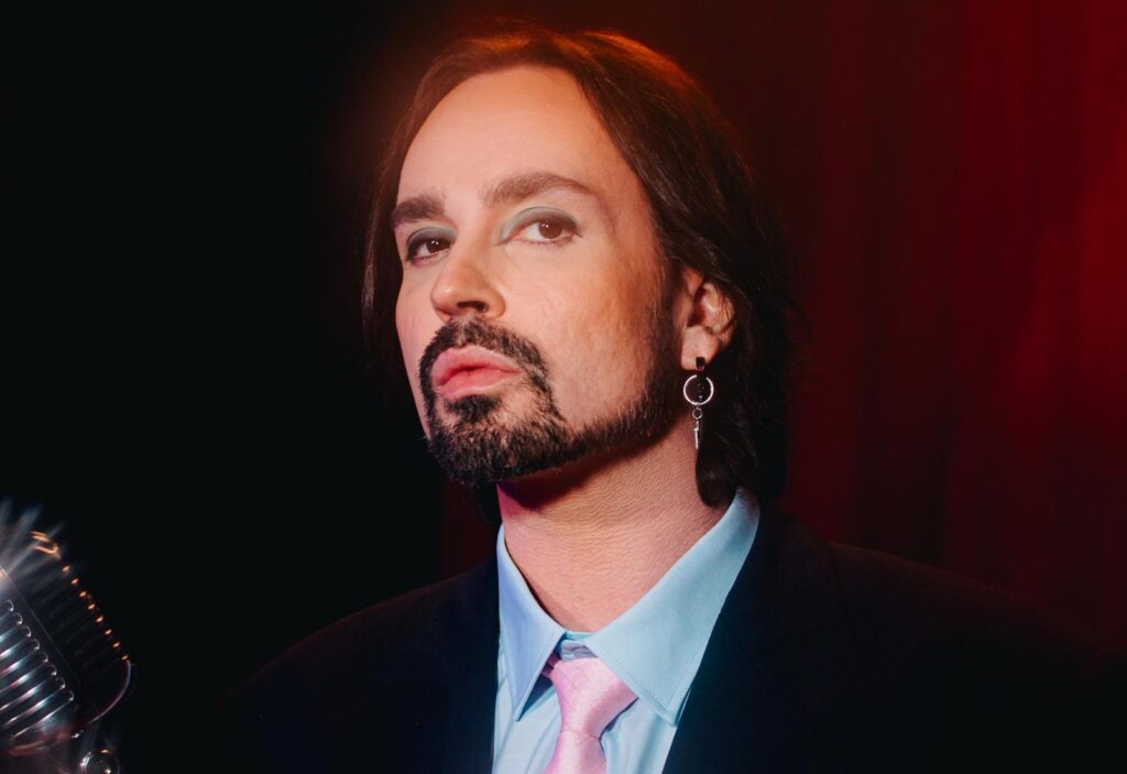 Johnny Hooker lança seu mais novo álbum “Viver e Morrer de Amor na América Latina”