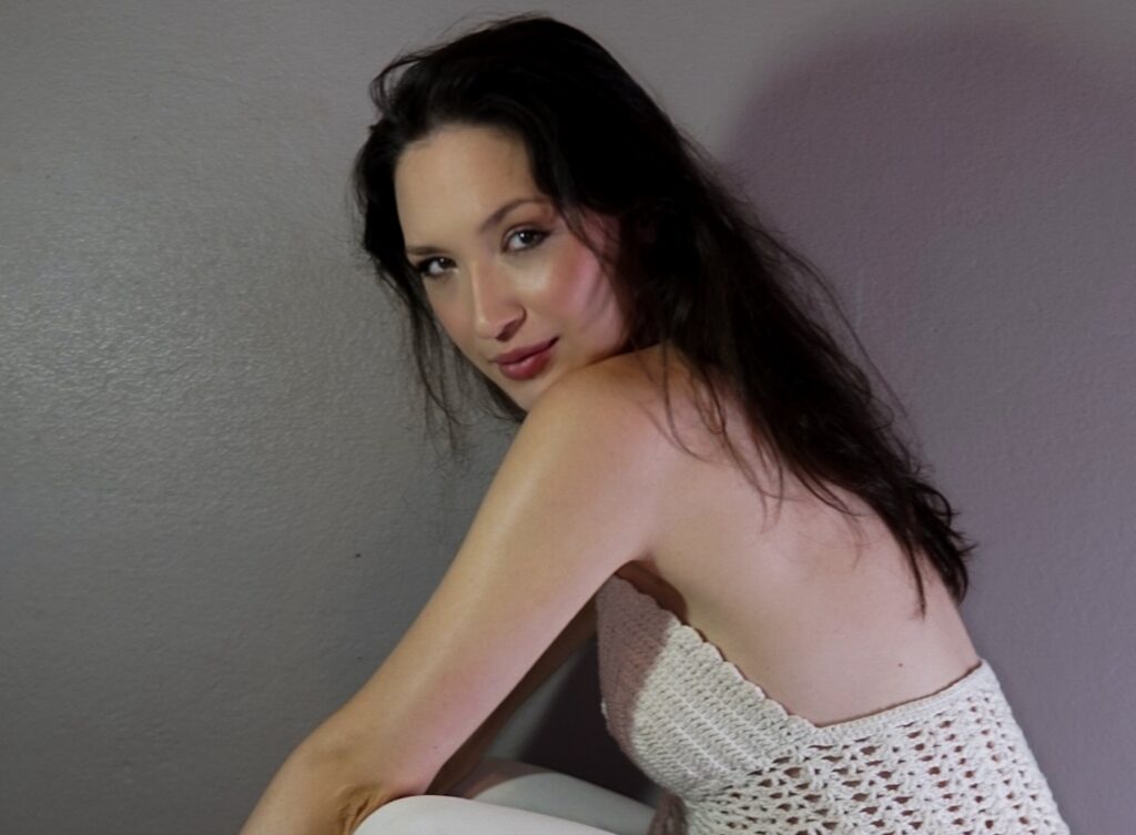 Autonomia, celular na mão e ideias próprias: Luísa Locher fala sobre criação independente