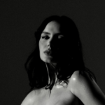 A vertigem pop de Júlia Rezende: cantora lança “Ponta Cabeça”, clipe gravado ‘sem querer’