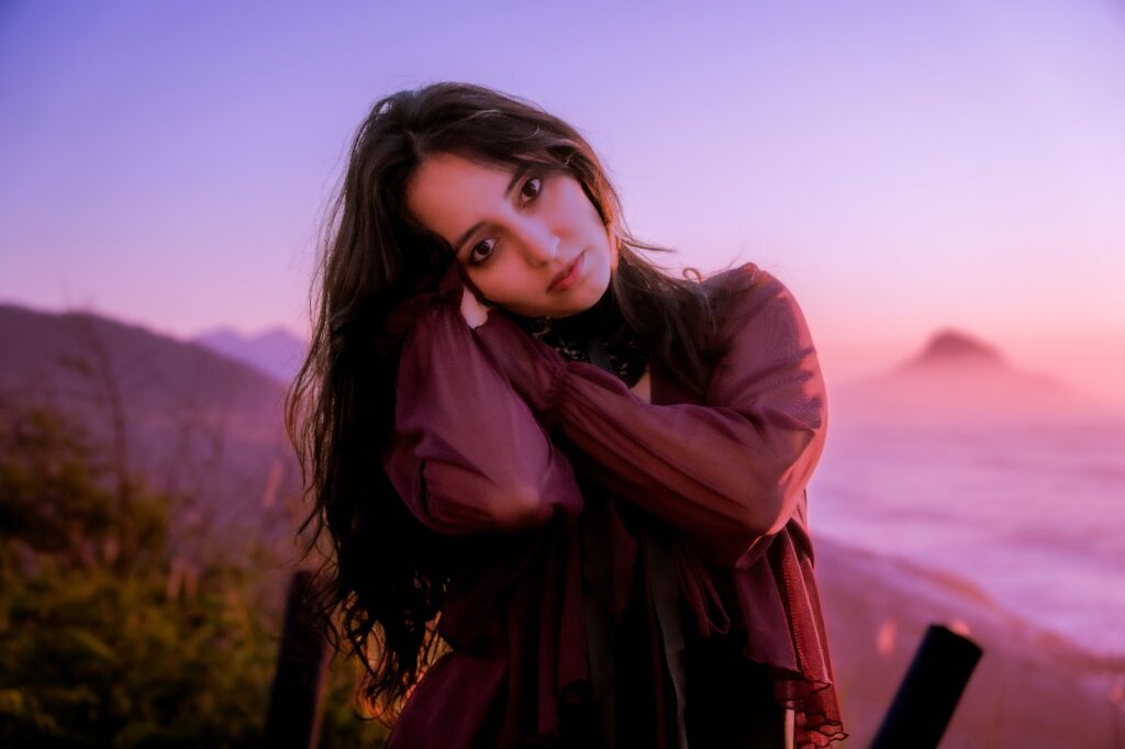 Beatrice celebra a entrega absoluta e o som dos anos 80 na faixa Instinto Incontrolável