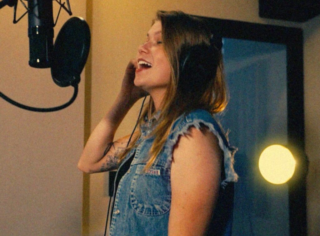 Vicka lança clipe de “No Vai e Vem”, faixa do álbum “Entre a Calma e a Loucura”