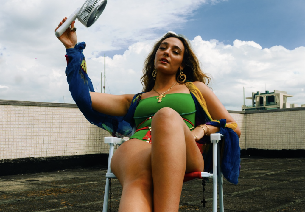 Sofia Brasil divulga clipe da música “Obsessão” inspirado em personagens icônicos