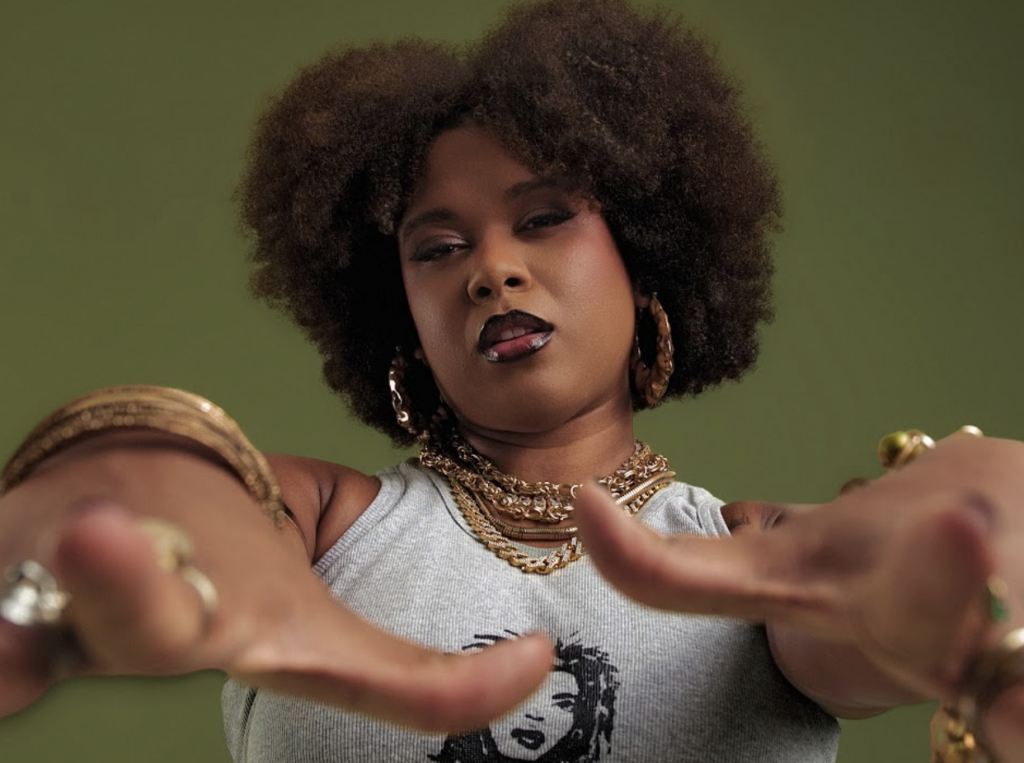 MC Luanna transita entre humor e crítica social em “IRREFREÁVEL”