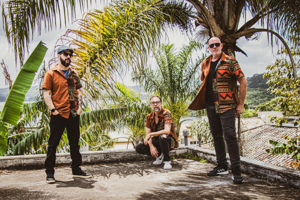 <strong>Outros Bárbaros chegam ao terceiro disco explorando novas sonoridades e um olhar crítico sobre o presente</strong>