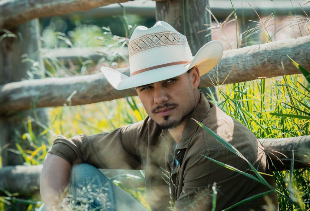 “Cowboy Também Ama”: Gabriel Sales traz o lado apaixonado do country em novo lançamento