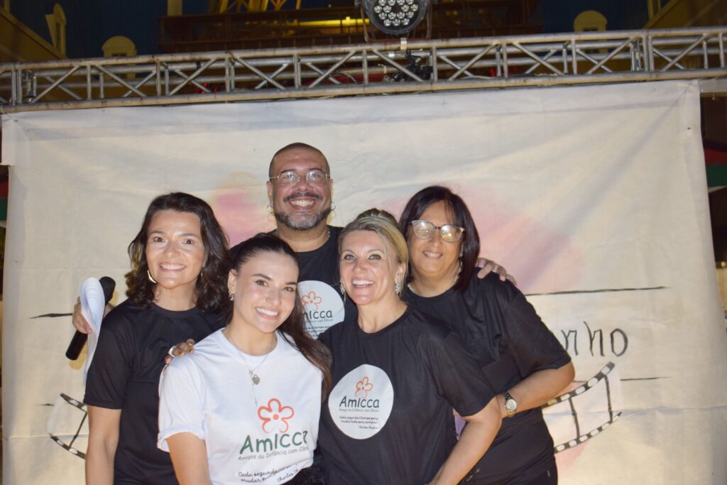 Atriz Bia Passos participa de desfile beneficente em apoio à AMICCA no Shopping Barra World