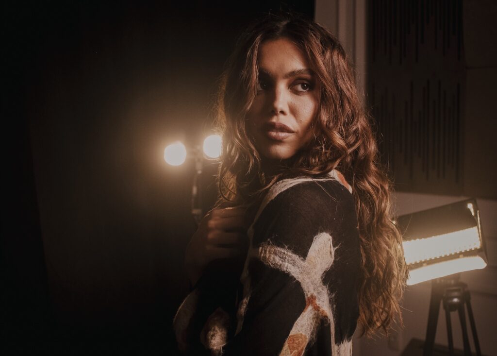 “Seda de Casulo”: conheça o novo e tão aguardado álbum da cantora e compositora Dora Sanches
