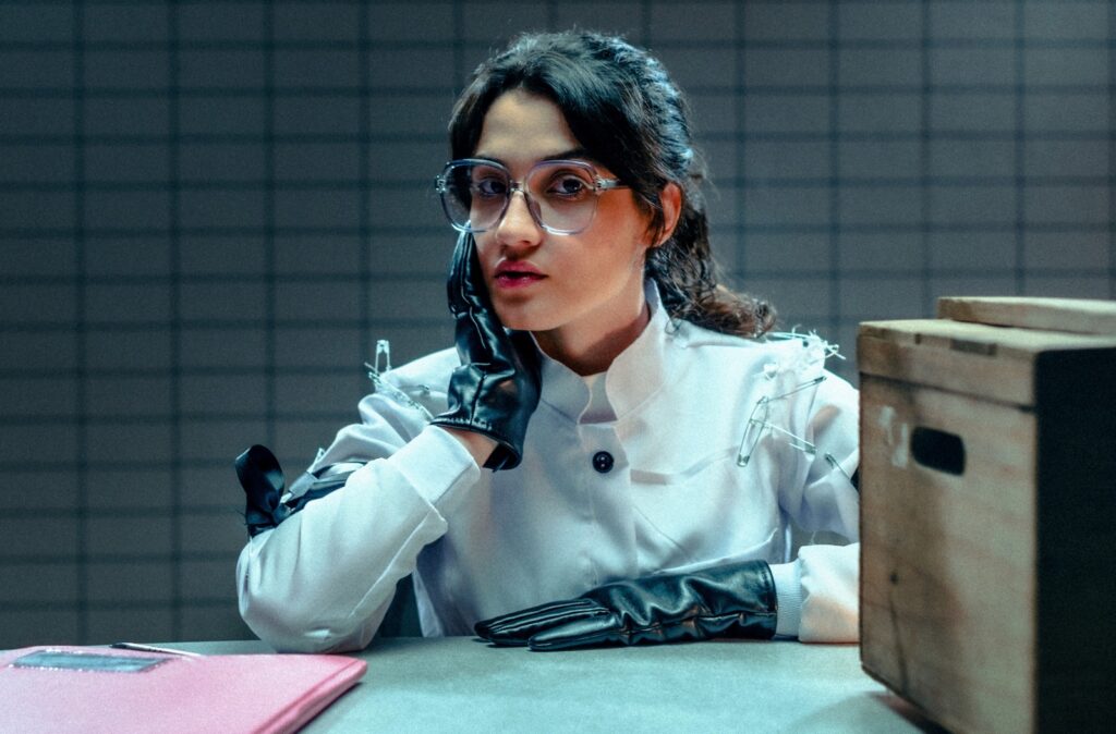 <strong>Ella Blum reflete sobre a liberdade de ser quem se é no novo single “Vida Experimental”</strong>
