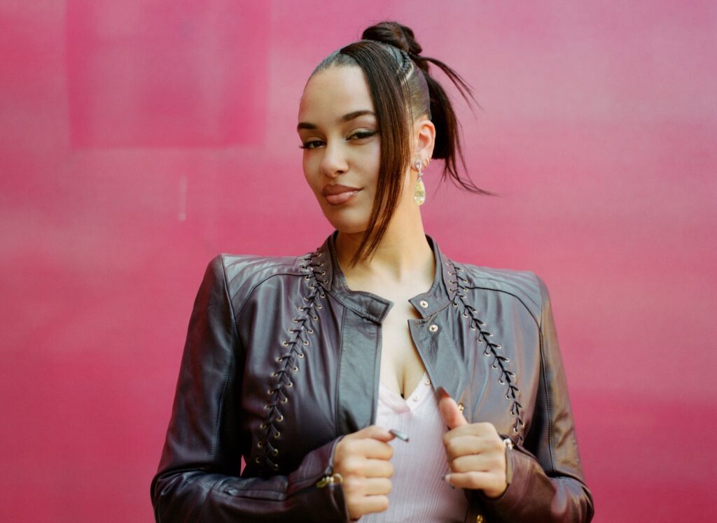 Jorja Smith inicia novo capítulo da carreira com “What’s Done Is Done” e aquece expectativa para shows no Brasil em 2026