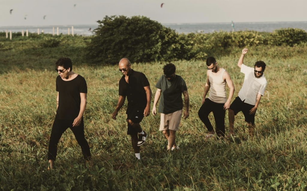 Entre mares e recomeços: Pedro Faissal & o Meiofree transformam travessias em música