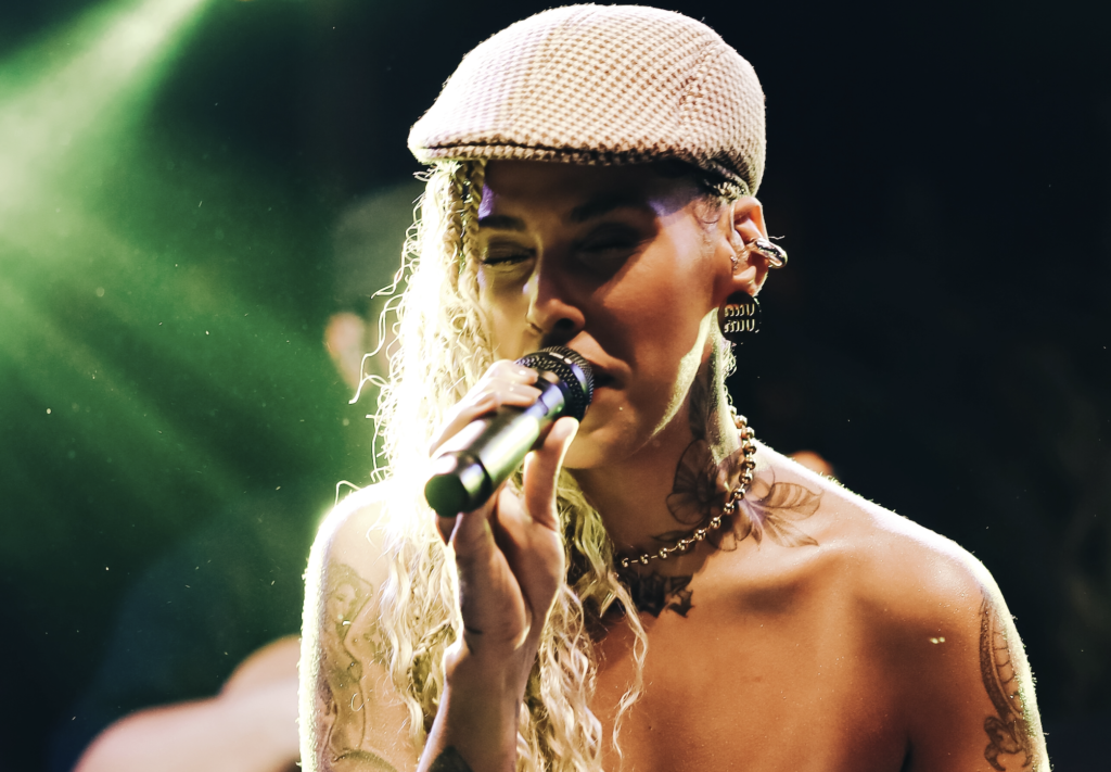 <strong>Amanda Amado apresenta “Tua (Ao Vivo)”, nova música de trabalho que mergulha nas nuances do amor e do desejo</strong>