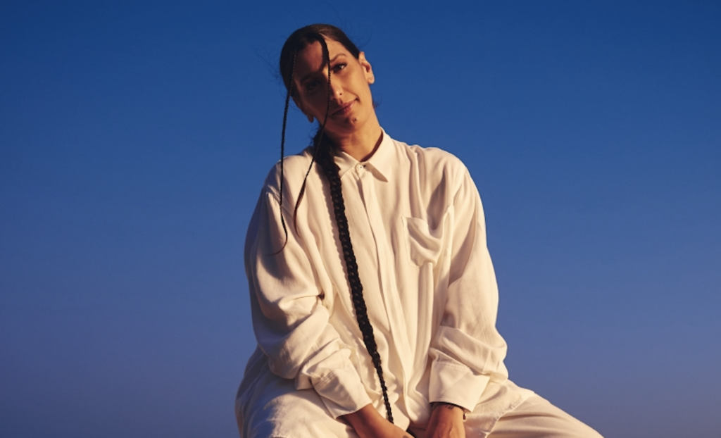 <strong>Ashibah apresenta <em>Human</em>, álbum de estreia construído ao longo de sete anos  </strong>