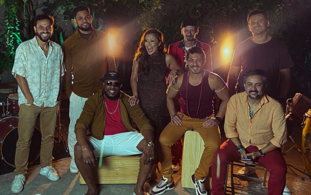 <strong>Chinela Voadora transforma palco em festa brasileira no audiovisual “Ao Vivo na Chacrinha”</strong>