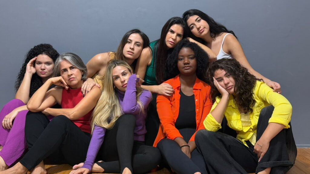 Em cartaz no Rio de Janeiro, espetáculo “Manual de sobrevivência das mulheres exaustas” transforma sobrecarga feminina em comédia dramática