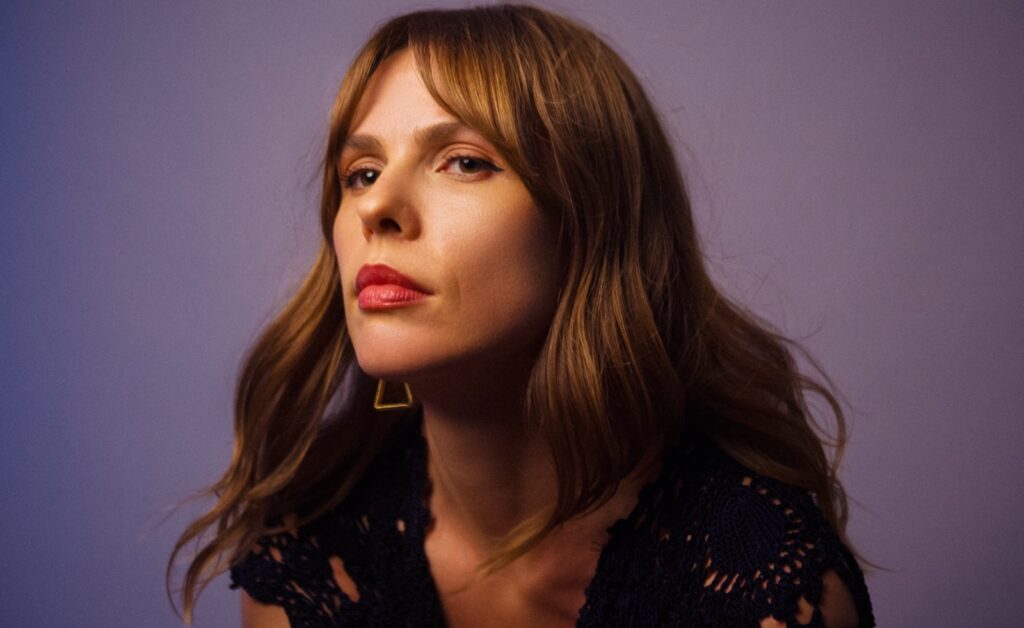 Karla Hill celebra nova fase na carreira solo com o lançamento do EP “Luz Acesa”