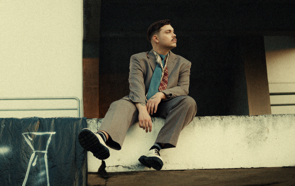 <strong>Cantor VINI POP revela o novo single “Gravata”: faixa e clipe chegam no dia 13 de agosto em todos os apps de música</strong>