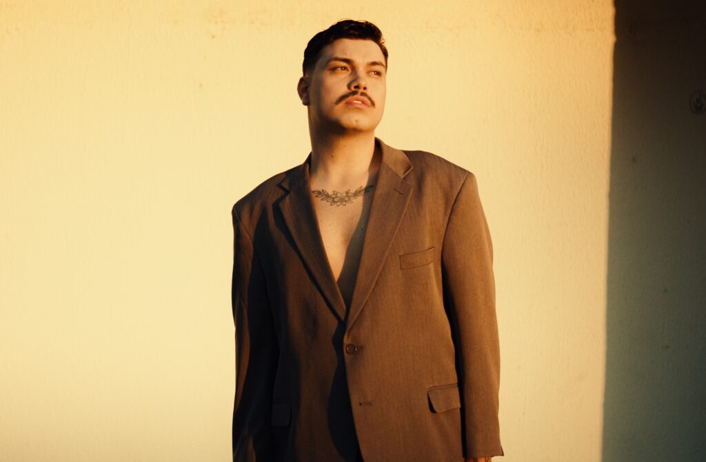 VINI POP canta sobre os detalhes inesquecíveis do passado no novo single “GRAVATA”
