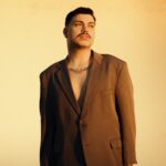 VINI POP canta sobre os detalhes inesquecíveis do passado no novo single “GRAVATA”