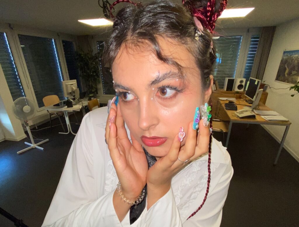 <strong>Zoé Hammer lança álbum e sete clipes inspirados por vida entre países</strong>