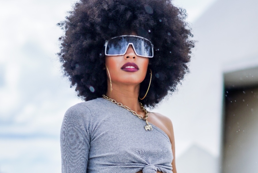 <strong>Alhocca resgata raízes afro-brasileiras e celebra a força feminina no álbum visual “Rainha”</strong>