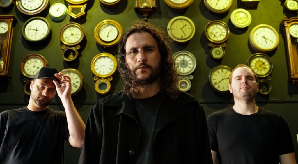 <strong>MAD SNEAKS transforma a dor em libertação e dá voz a talentos alternativos no clipe de “Dirty Blood”</strong>