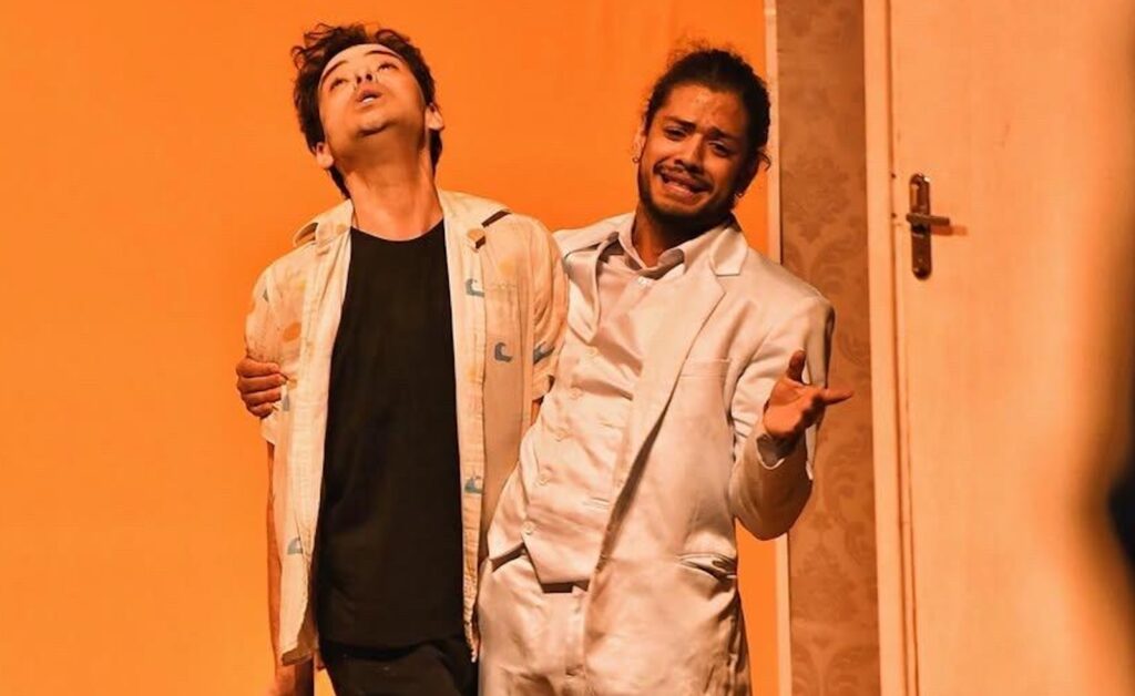 Com Gabriel Santana e Gustavo Mendes, comédia “O Marido da Minha Mulher” reestreia em São Paulo, no Teatro Fernando Torres