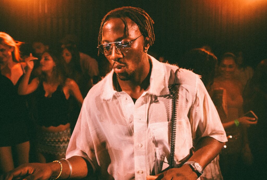 Após temporada histórica em Ibiza, DJ e produtor AMÉMÉ lança “Chulo” e anuncia shows no Brasil