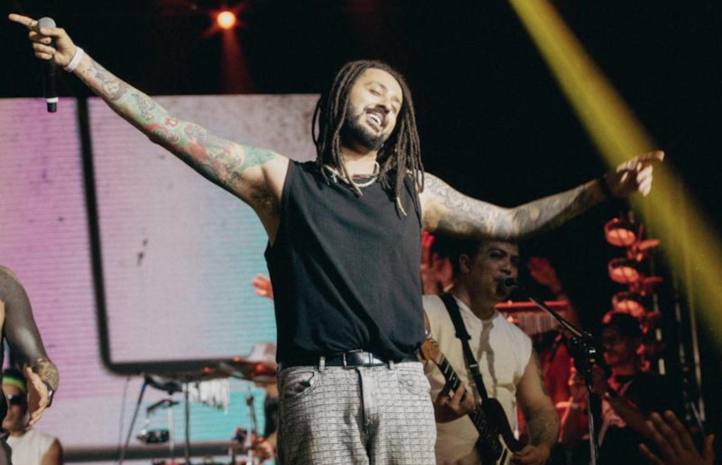<strong>Julies mobiliza fãs e marcas para audiovisual de emo em reggae com Pe Lanza, Hateen, Hevo84 e Replace</strong>